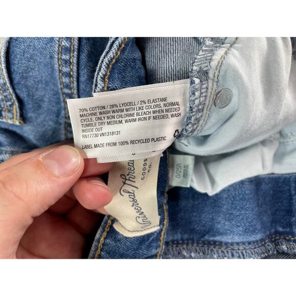 Universal Thread Jeans Womens 0 Blue Denim Distressed Raw Hem Ankle Bootcut NWT - Picture 8 of 9